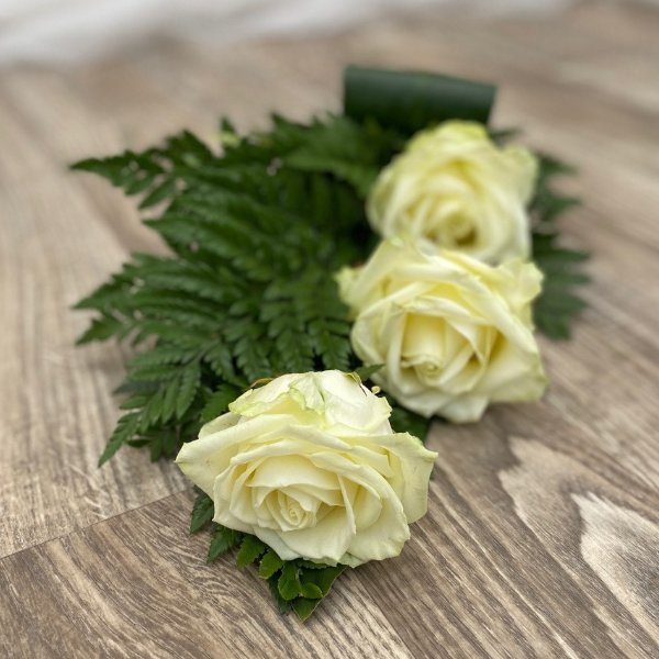 Trauerstrauß- 3 weiße Rosen Bild 1